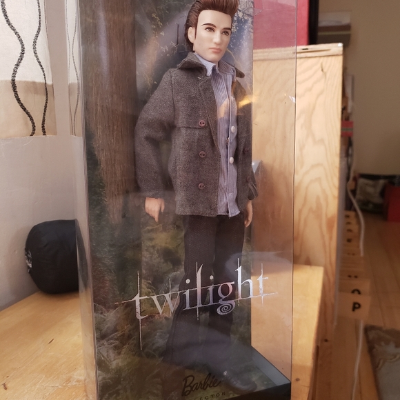 Twilight Edward Cullen Barbie - Picture 4 of 4